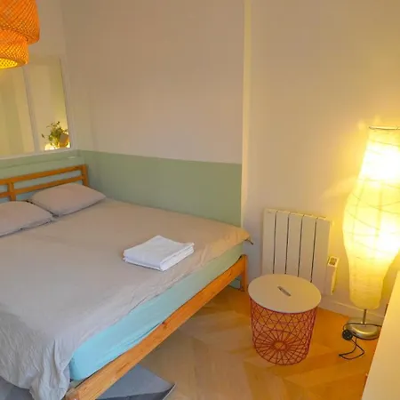 06 Grand Flat Moulin Rouge باريس
